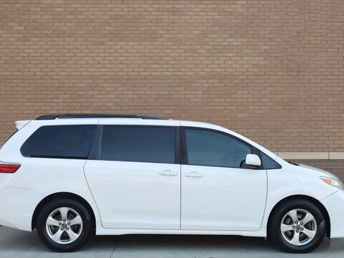 Used 2020 Toyota Sienna LE FWD image 3