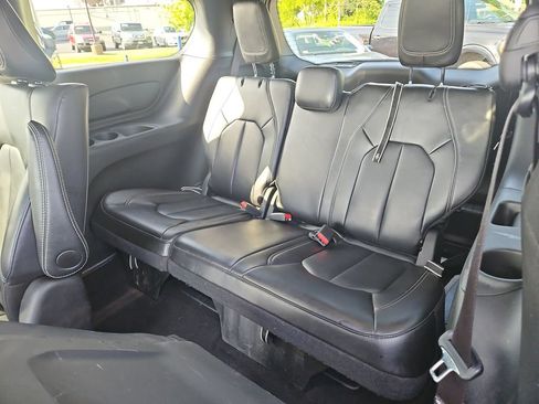 Used 2024 Chrysler Pacifica Limited FWD image 15