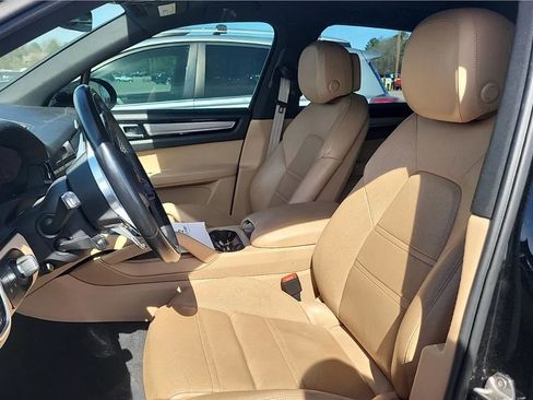 Used 2023 Porsche Cayenne Platinum Edition image 4