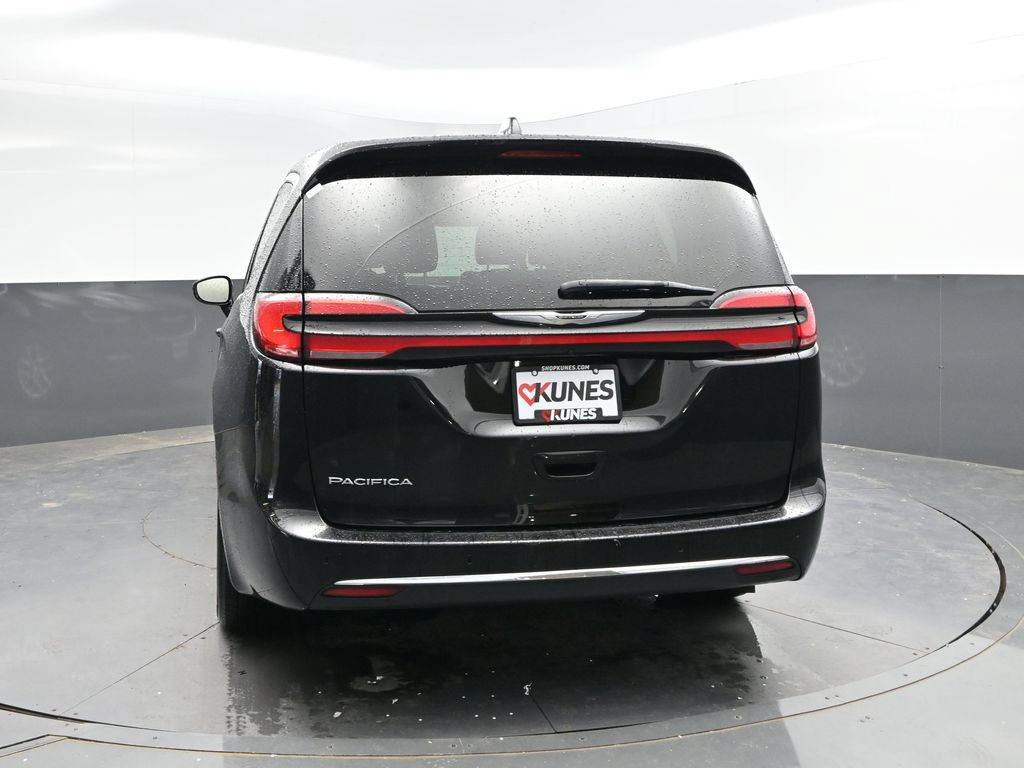 Used 2024 Chrysler Pacifica Touring-L FWD image 6