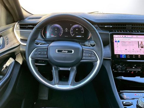 Certified 2024 Jeep Grand Cherokee Limited image 10