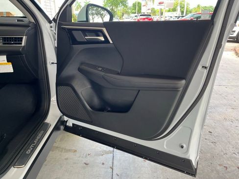 Used 2024 Mitsubishi Outlander ES image 18