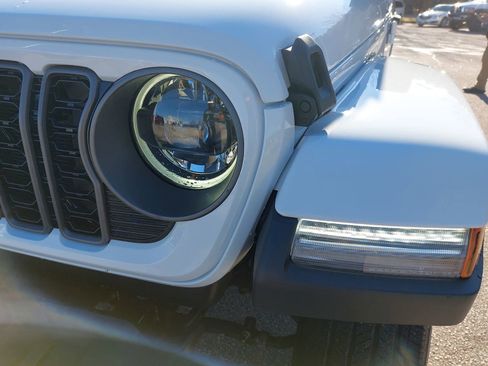 New 2026 Jeep Gladiator Sahara image 30