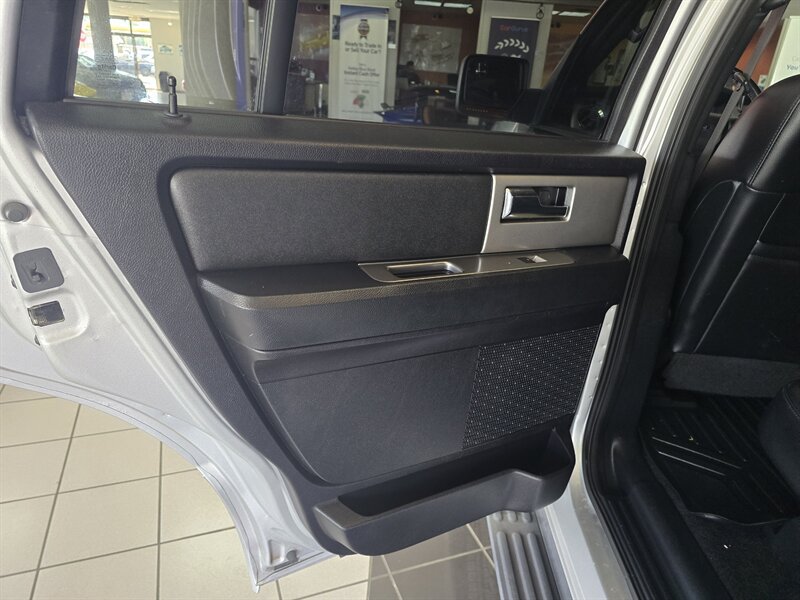Used 2017 Ford Expedition XLT w/ Equipment Group 202A RWD image 10