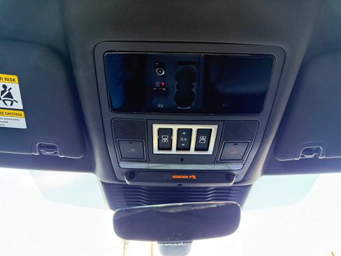 Used 2024 Land Rover Discovery Dynamic SE image 30