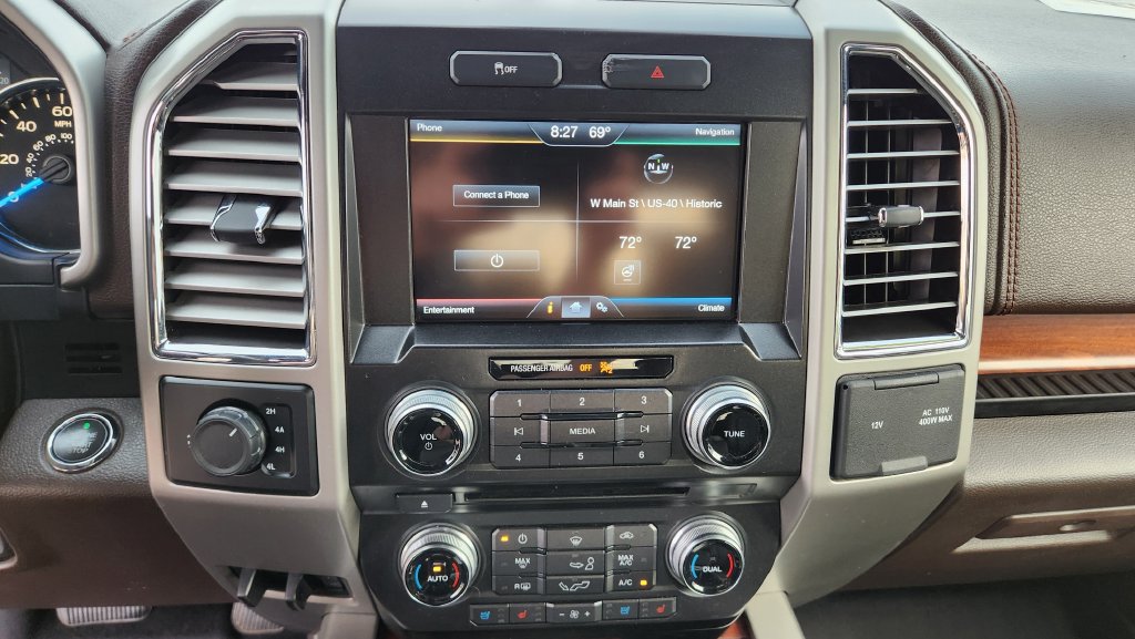 Used 2015 Ford F150 King Ranch w/ Equipment Group 601A Luxury AWD/4WD image 23