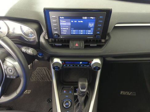 Used 2022 Toyota RAV4 XLE Premium image 14