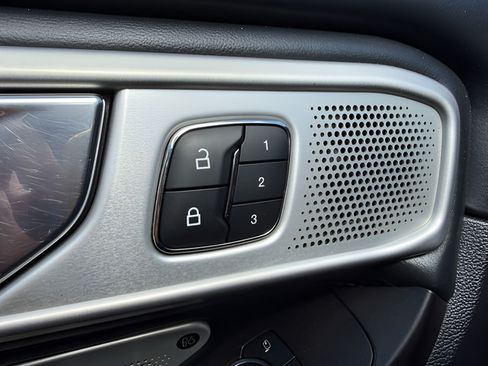 Used 2020 Ford Explorer Platinum w/ Premium Technology Package AWD/4WD image 25