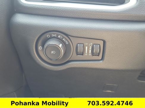 Used 2025 Chrysler Pacifica Select image 20