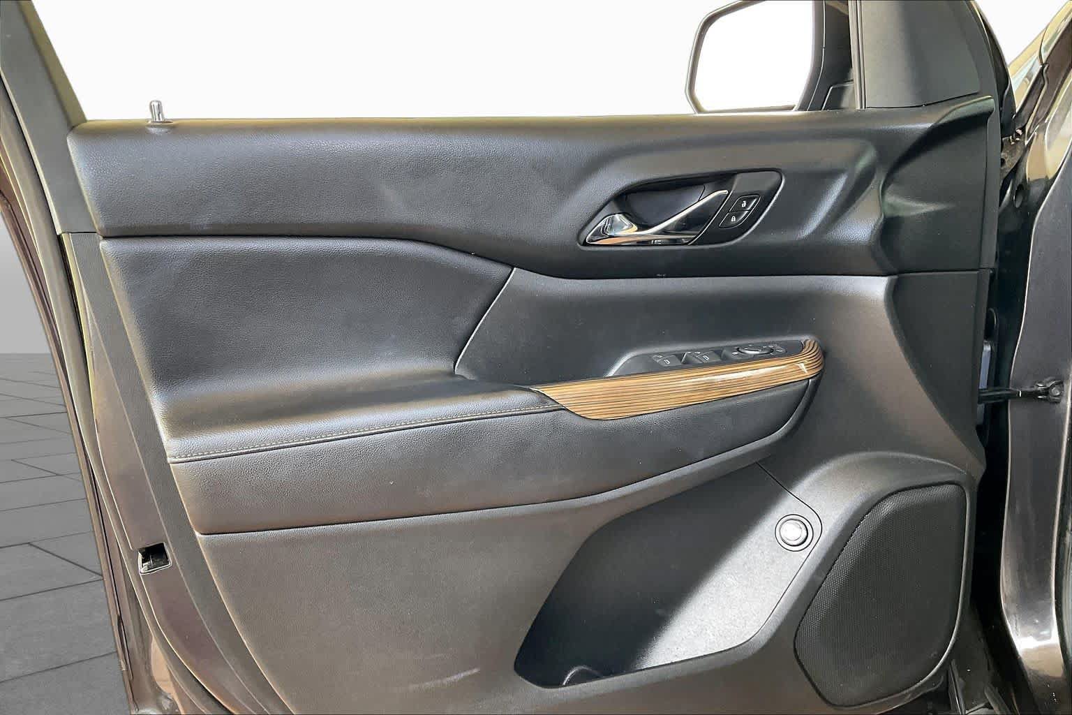 Used 2017 GMC Acadia SLE FWD image 19
