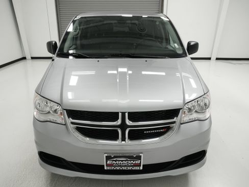 Used 2018 Dodge Grand Caravan SE w/ UConnect Hands-Free Group image 2
