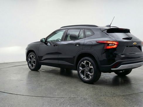 Used 2025 Chevrolet Trax LT w/ LT Convenience Package image 6