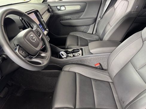 Certified 2025 Volvo XC40 B5 Plus AWD/4WD image 18
