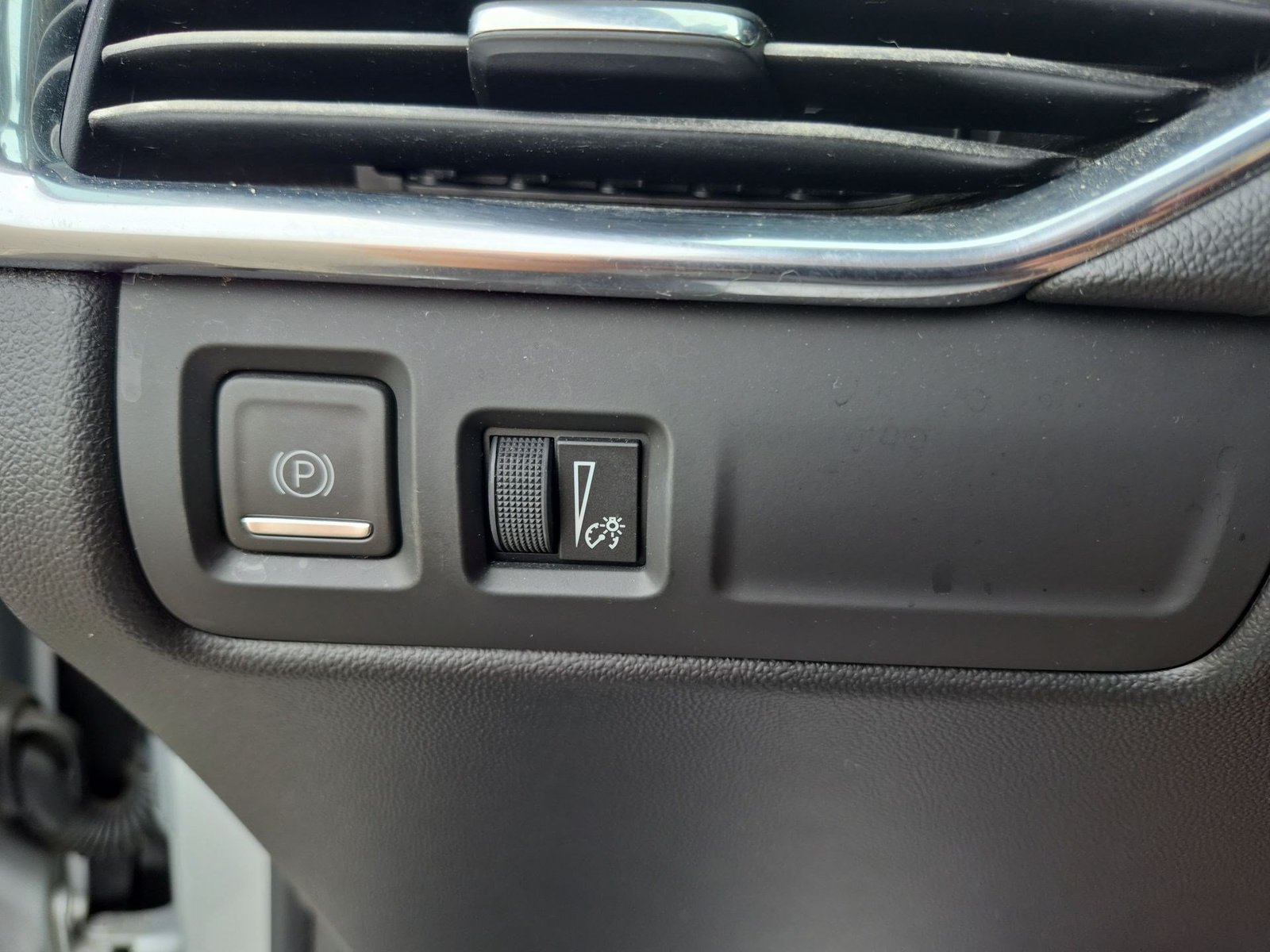 Certified 2019 Cadillac XT4 Sport w/ Cold Weather Package FWD image 18