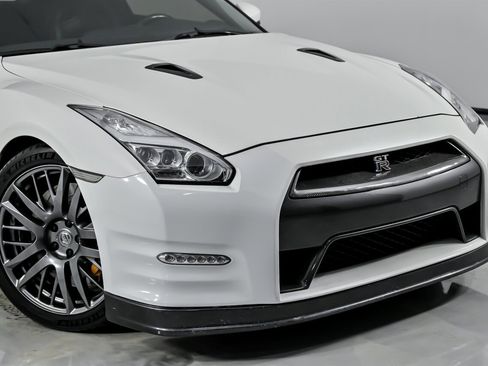 Used 2016 Nissan GT-R Premium image 3