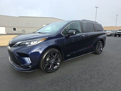 Certified 2021 Toyota Sienna XSE FWD image 4