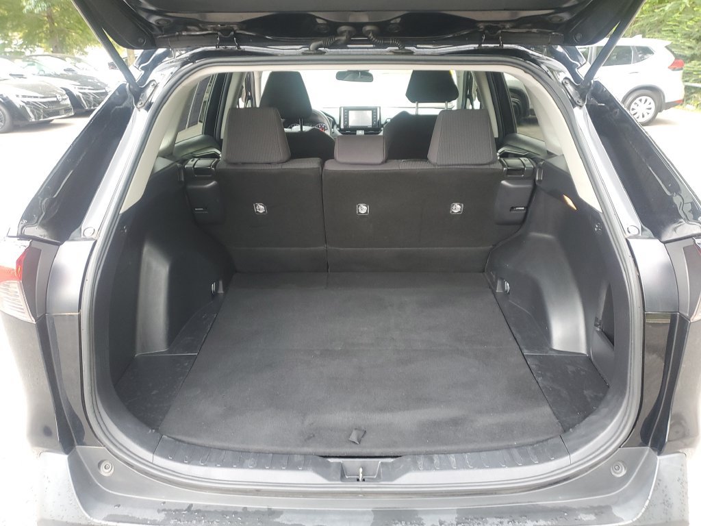 Used 2020 Toyota RAV4 LE FWD image 9
