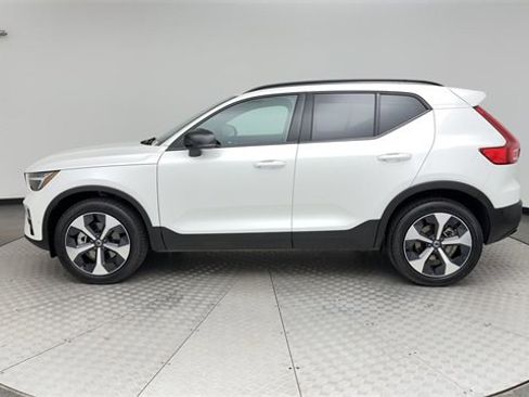 Certified 2025 Volvo XC40 B5 Plus image 5