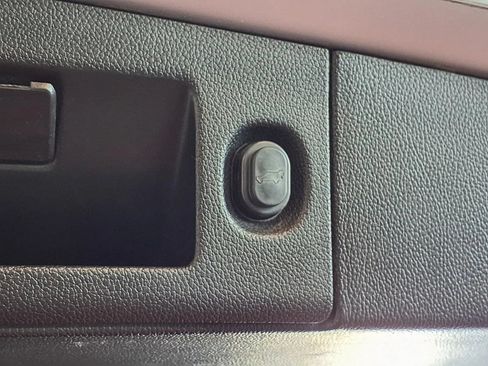Used 2017 Chevrolet Suburban LT AWD/4WD image 7