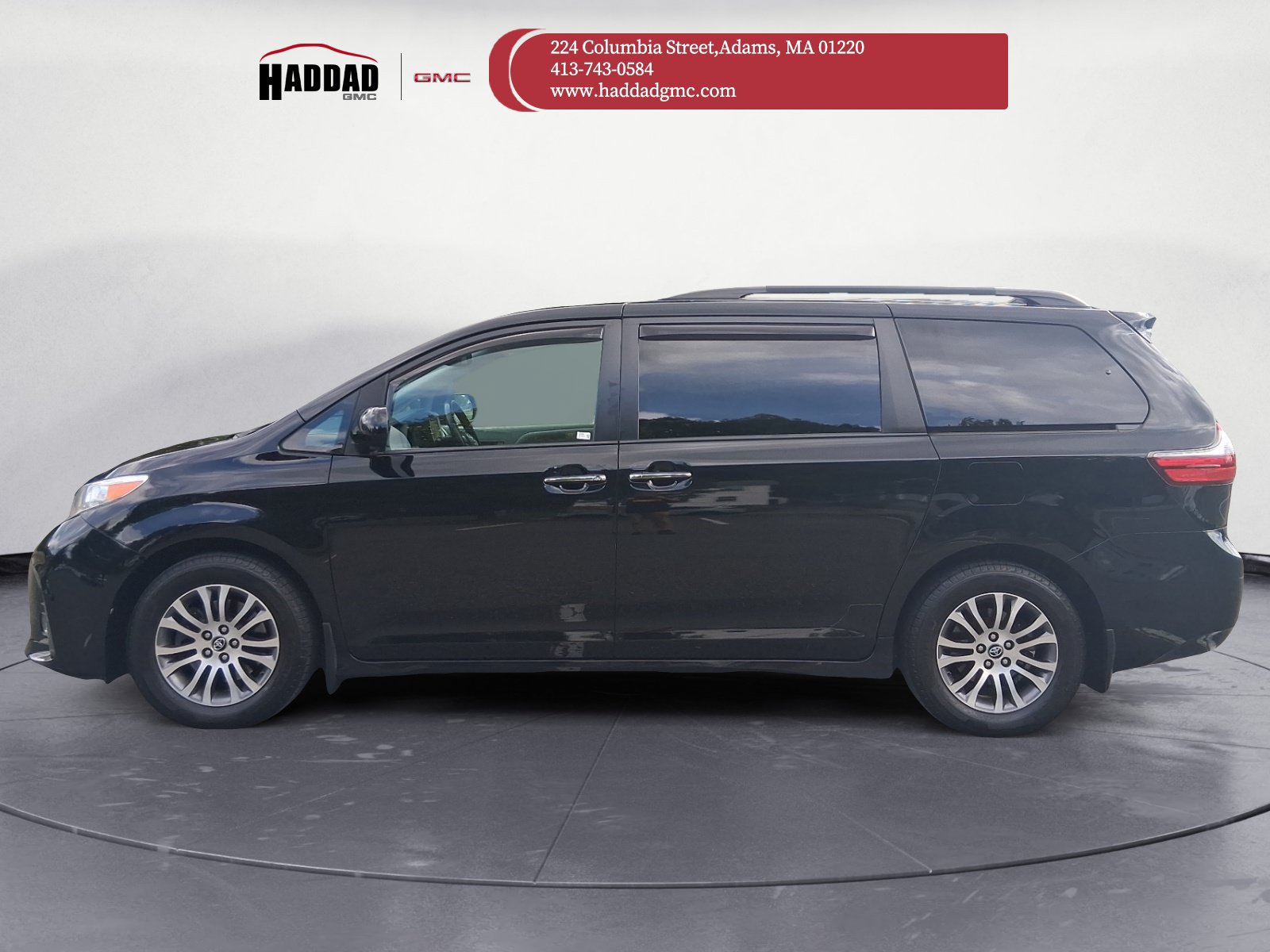 Used 2020 Toyota Sienna XLE w/ XLE Navigation Package FWD image 2
