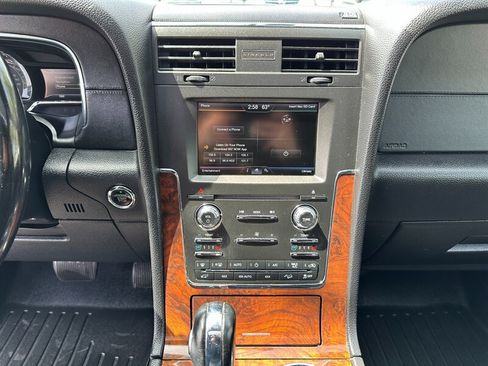 Used 2015 Lincoln Navigator 4WD image 19