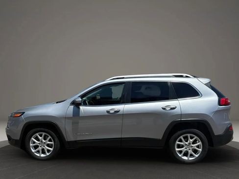 Used 2017 Jeep Cherokee Latitude FWD image 9
