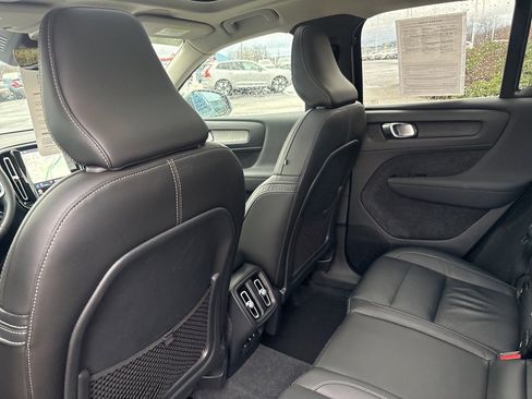 Certified 2023 Volvo XC40 B5 Ultimate w/ Protection Package Premier image 37