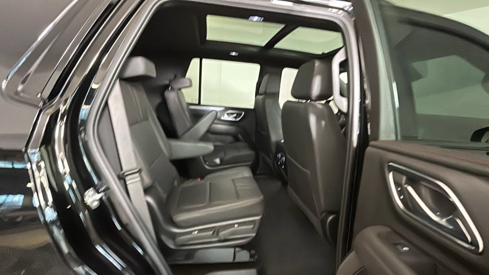 Used 2024 Chevrolet Tahoe RST w/ Luxury Package AWD/4WD image 34