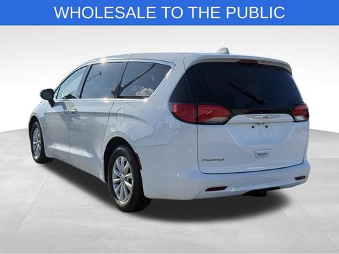 Used 2017 Chrysler Pacifica Touring w/ Tire & Wheel Group FWD image 3