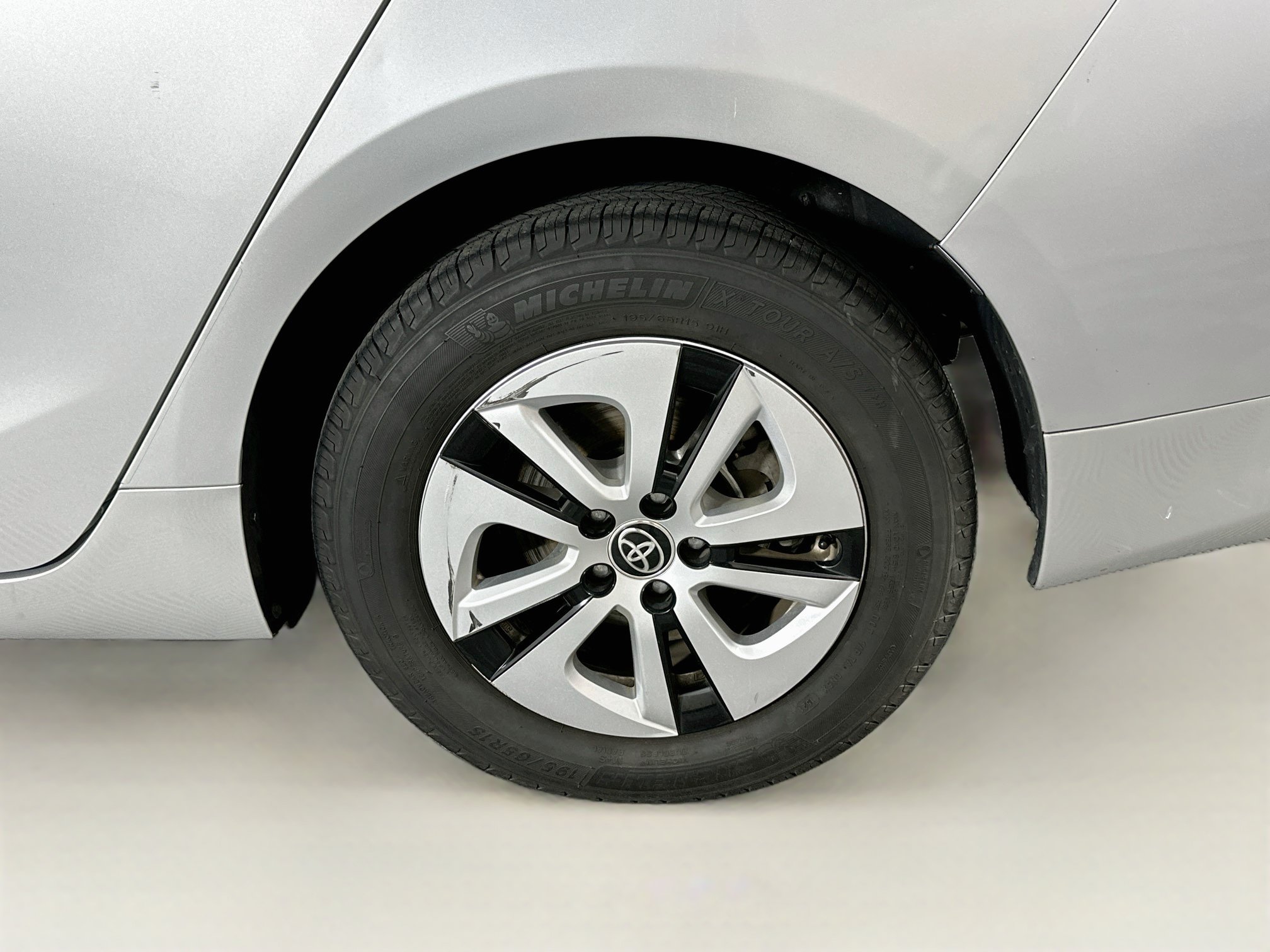 Used 2016 Toyota Prius Three w/ Preferred Accessory Package FWD image 11