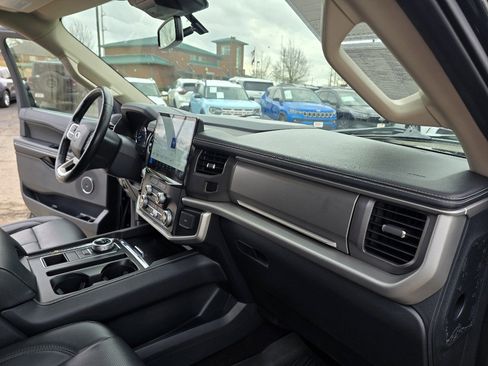 Used 2022 Ford Expedition XLT image 12