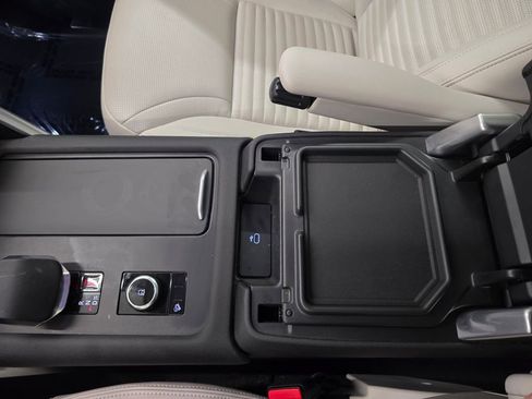 Used 2025 Land Rover Discovery S image 26