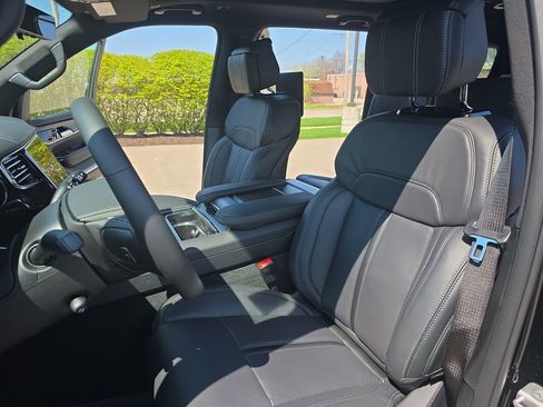New 2026 Jeep Grand Wagoneer Summit AWD/4WD image 17