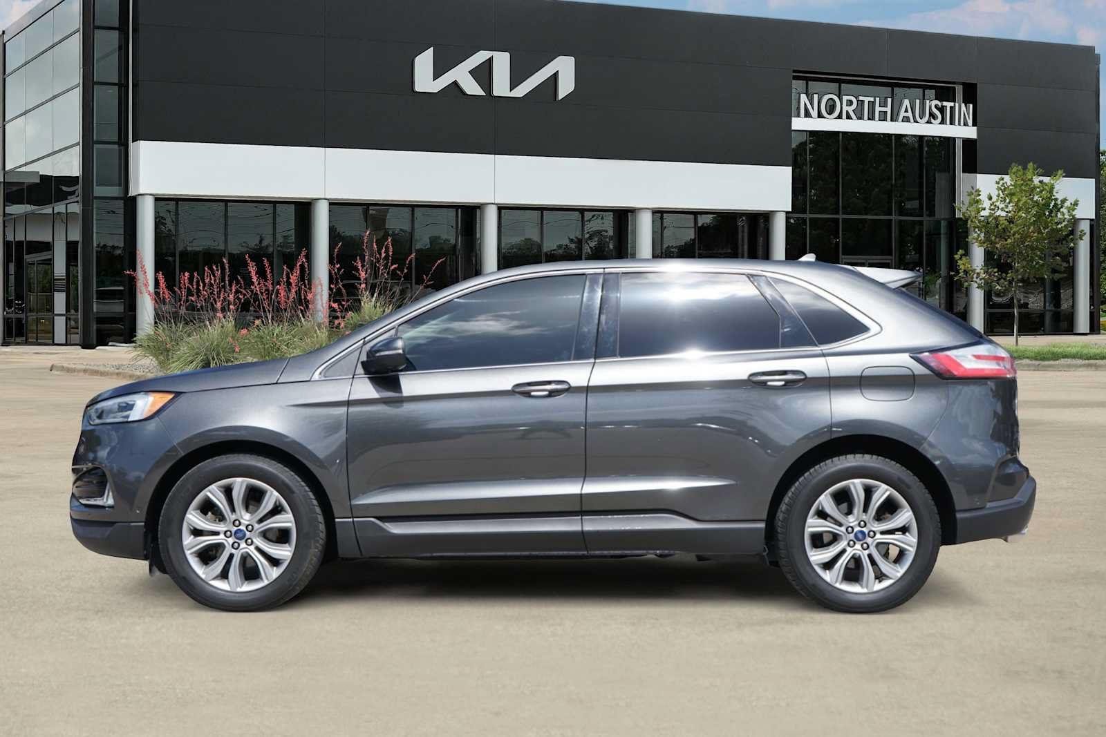 Used 2019 Ford Edge Titanium w/ Equipment Group 301A FWD image 3