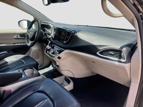 Used 2023 Chrysler Pacifica Touring-L FWD image 25