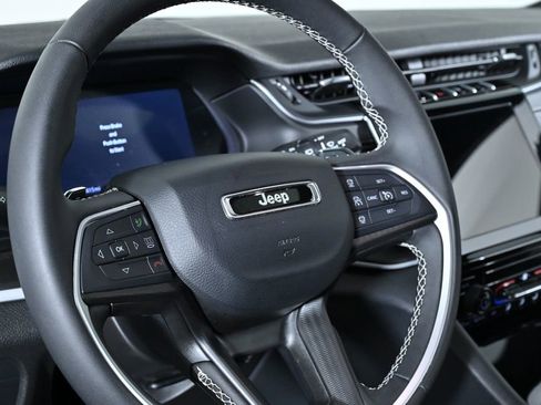 Used 2024 Jeep Grand Cherokee L Laredo image 12