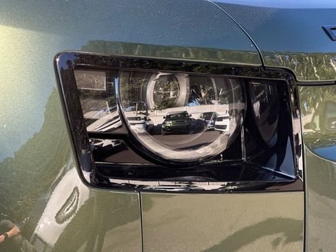 New 2026 Land Rover Defender 110 X-Dynamic SE image 12