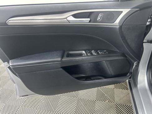 Used 2020 Ford Fusion SE image 28