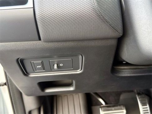 New 2025 Land Rover Discovery Dynamic SE image 30