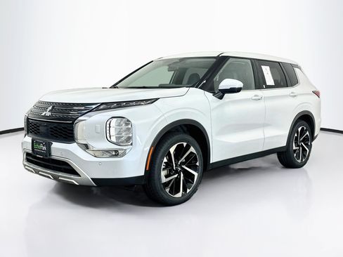 Used 2024 Mitsubishi Outlander SE AWD/4WD image 3