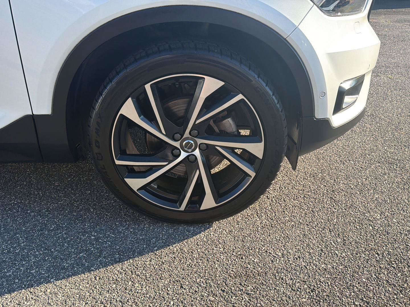 Used 2019 Volvo XC40 T4 R-Design FWD image 14