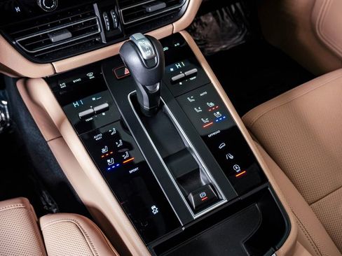 Certified 2025 Porsche Macan image 22