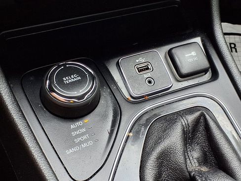 Used 2019 Jeep Cherokee Limited w/ Luxury Group AWD/4WD image 16