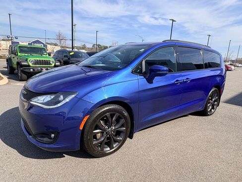 Used 2018 Chrysler Pacifica Limited FWD image 12