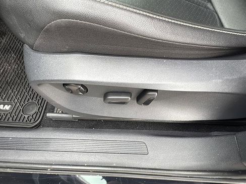 Used 2022 Volkswagen Tiguan SE w/ Panoramic Sunroof Package image 16