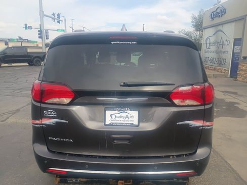 Used 2017 Chrysler Pacifica Touring-L FWD image 7