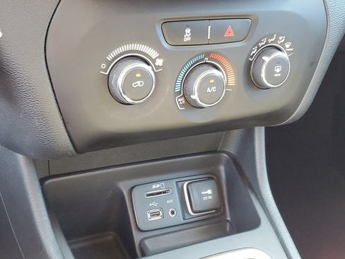 Used 2015 Jeep Cherokee Sport FWD image 15
