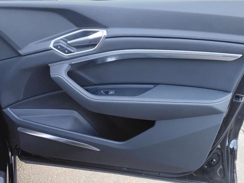 Used 2023 Audi e-tron Premium Plus w/ Premium Plus Package image 26