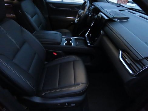 Used 2025 GMC Acadia Elevation w/ Elevation Premium Package image 11