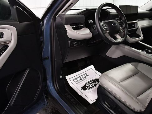 Used 2025 Ford Explorer Active w/ Active Comfort Package RWD image 15